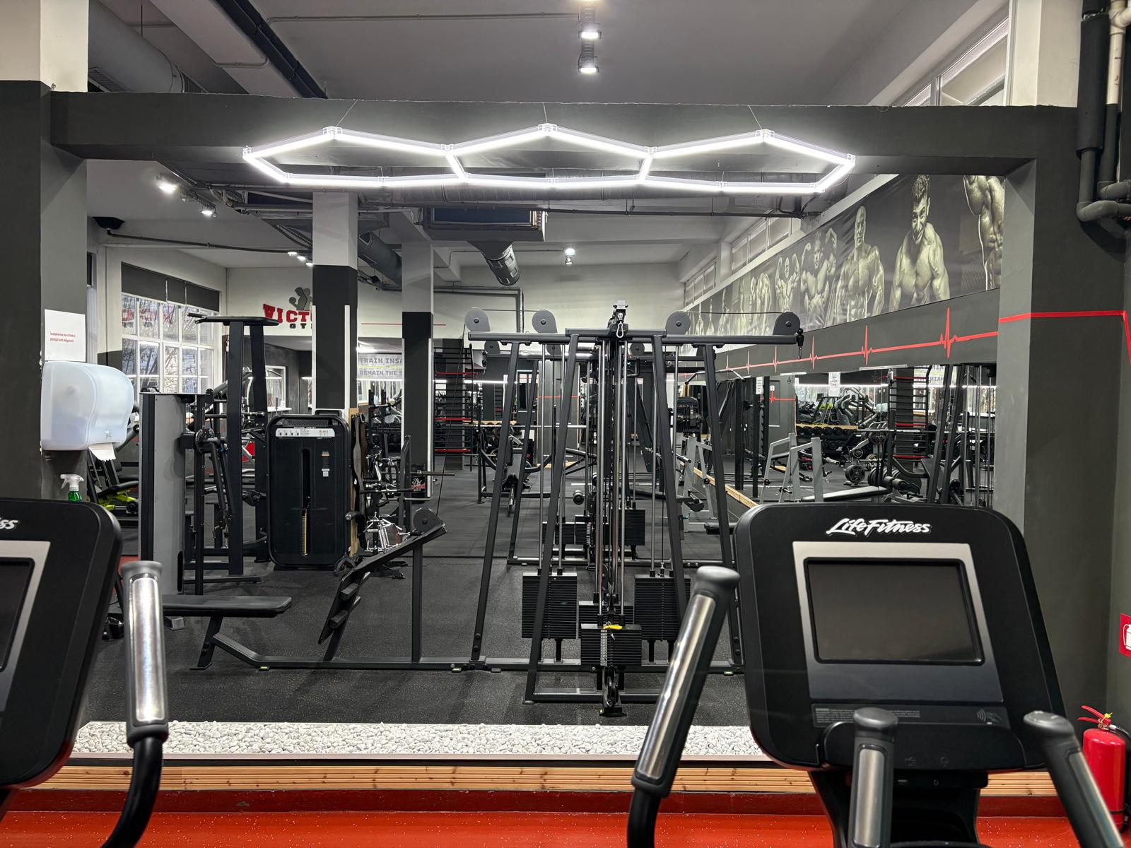 Zona de cardio și aparate de forță