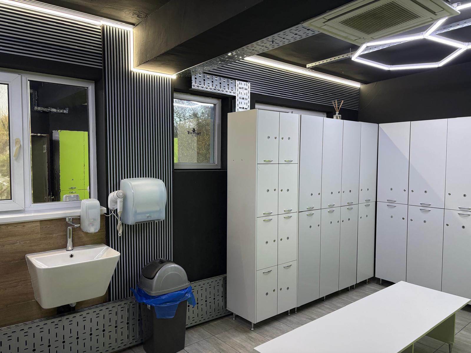 Vestiar - zona dulapuri și sanitare